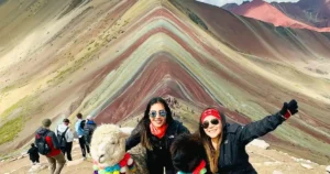 vista panorámica de la montaña de los 7 colores, ubicada en Cusco, Perú