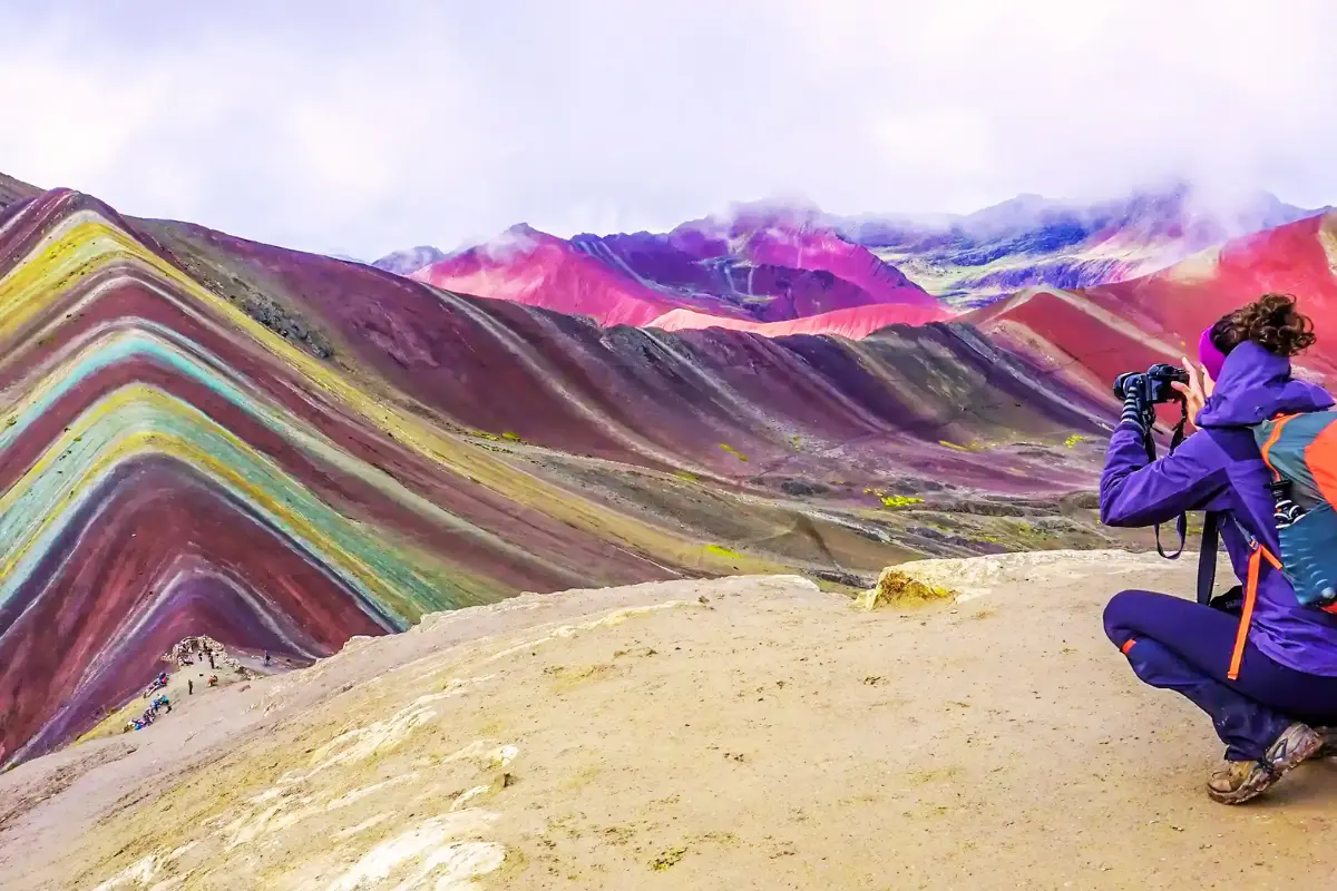 vista panorámica de la montaña de los 7 colores, Famosa por sus franjas de colores minerales (rojo, verde, amarillo, turquesa).